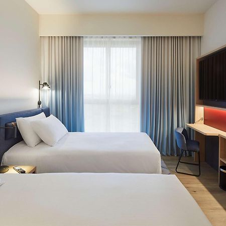 Отель Hampton By Hilton Barcelona Fira Gran Via Оспиталет-де-Льобрегат Экстерьер фото